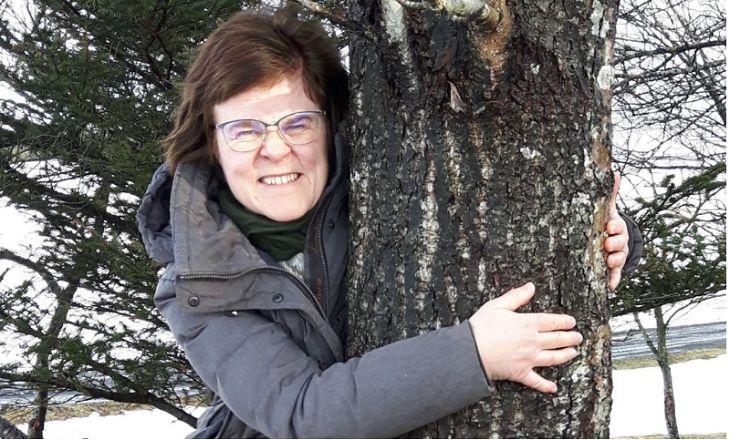 В Исландии в качестве профилактики COVID-19 порекомендовали обнимать деревья фото