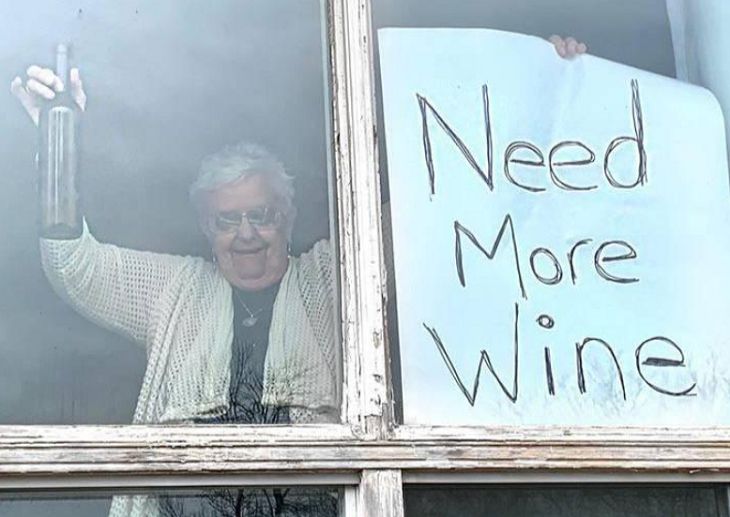 Женщина оставила смешное послание для дочери, показав, что быстрее всего заканчивается на карантине коронавирус