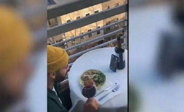 Мужчина поделился лайфхаком, как познакомиться с девушкой на самоизоляции. Вы должны это увидеть свидание