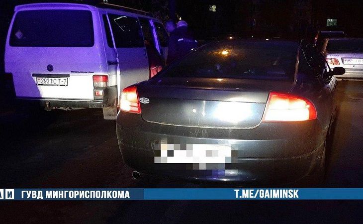 В Минске Dodge сбил 4-летнего ребенка, выбежавшего из-за припаркованных авто дтп