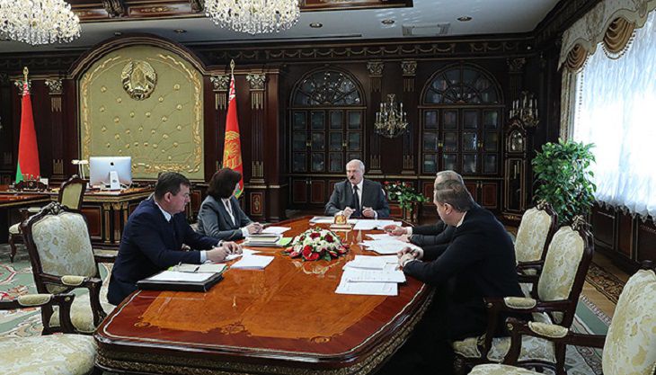 «Сейчас маски стоят бешеных денег». Лукашенко анонсировал визит на эти предприятия Лукашенко