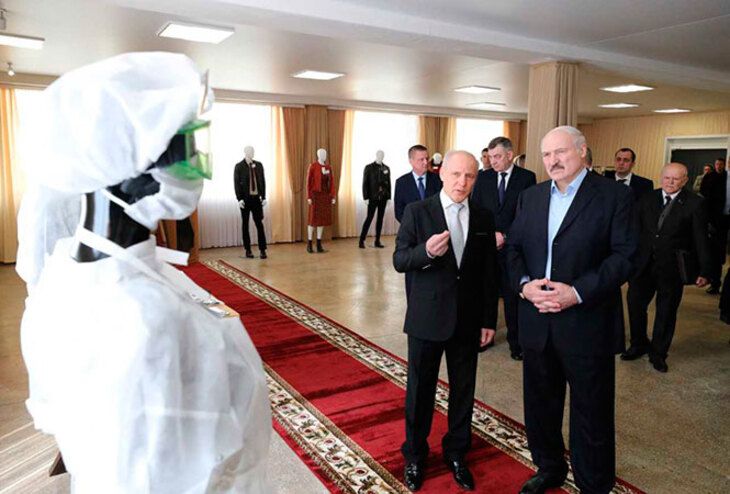 Лукашенко о медиках, борющихся с COVID-19: Спрос должен быть со всех вирус