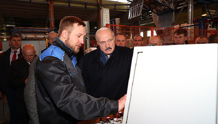 «На самолет похож». Вот что Лукашенко подарили на заводе Лукашенко
