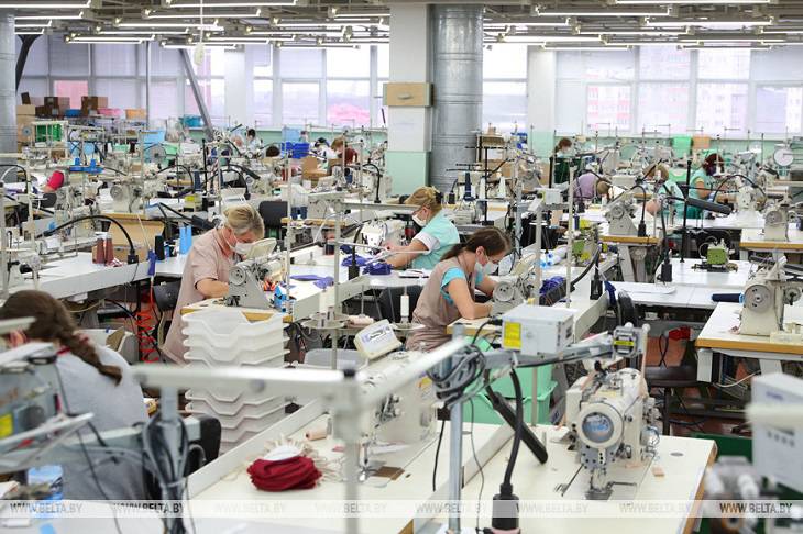 Уже около 100 предприятий в Беларуси переориентировались на пошив масок маски