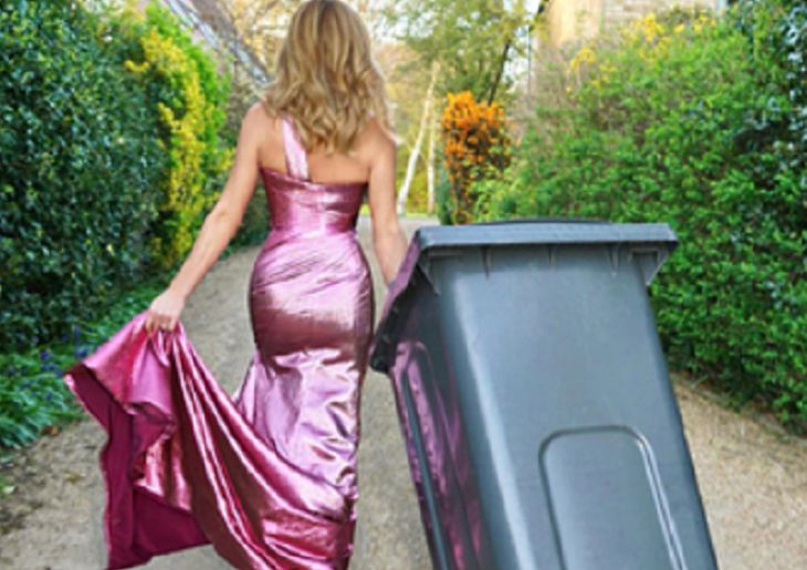 Как на праздник. COVID-19 заставил женщин выносить мусор в красивых нарядах коронавирус