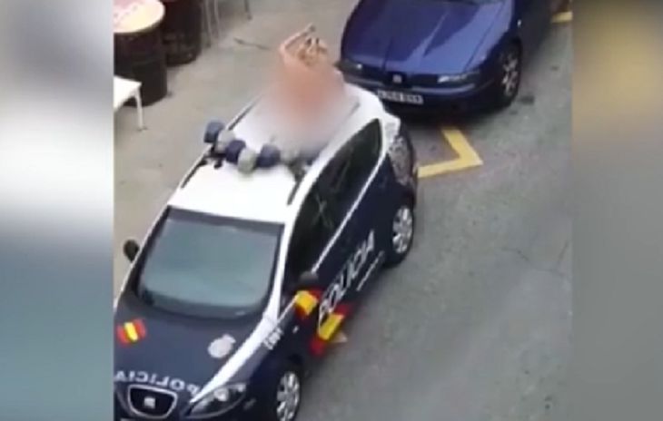 В Испании женщина устроила протест против самоизоляции. Вот что произошло дальше фото