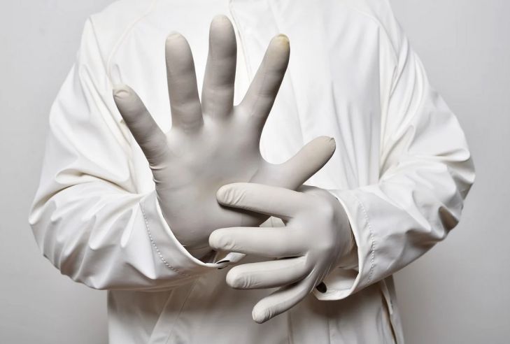 Защищают ли резиновые перчатки от COVID-19 перчатки