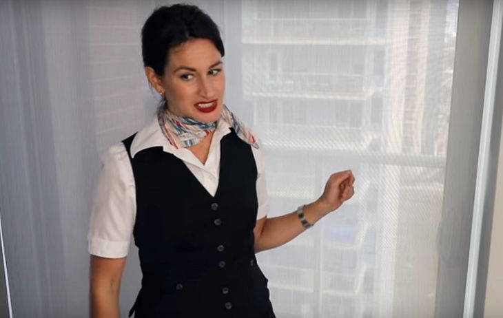 Стюардесса показала, как «работает на удаленке» коронавирус