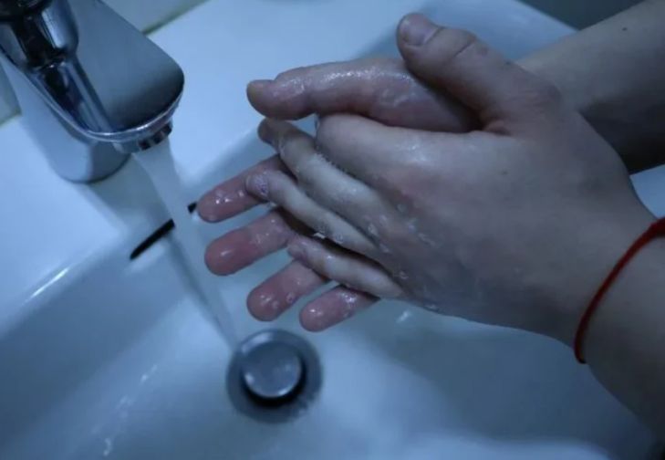 Как уберечься от COVID-19 после прогулки: советы специалистов руки