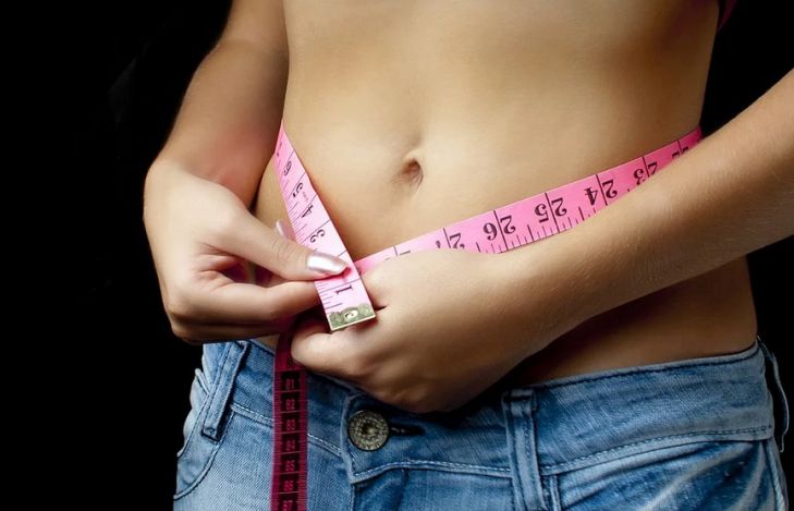 Медики рекомендуют похудеть, чтобы снизить риск заражения COVID-19 талия
