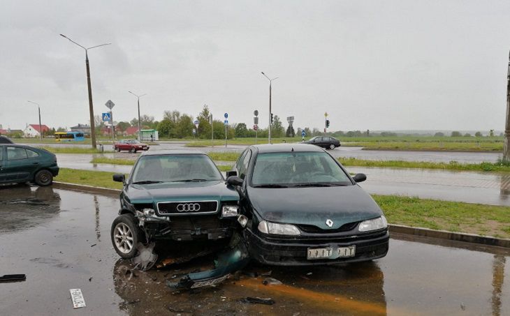 В Гродно водитель протаранил несколько авто, столб и собрался ехать дальше авто