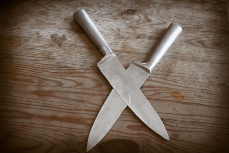 В России женщина с кухонным ножом пыталась 