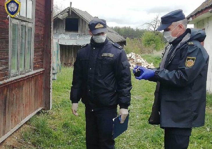 Бил руками и ногами. Под Мостами зверски убили женщину СК