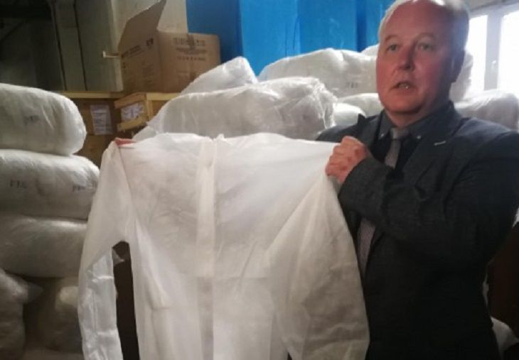 Белорусским медикам передали 100 000 СИЗов комбинезон