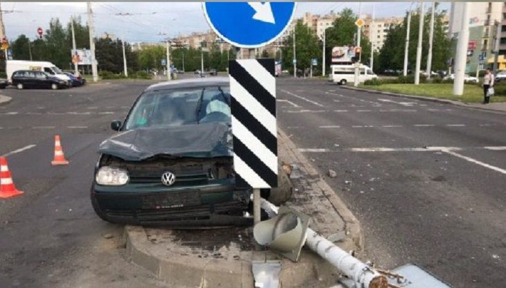 С 2,59 промилле за рулем. В Минске водитель лихо снес светофор дтп