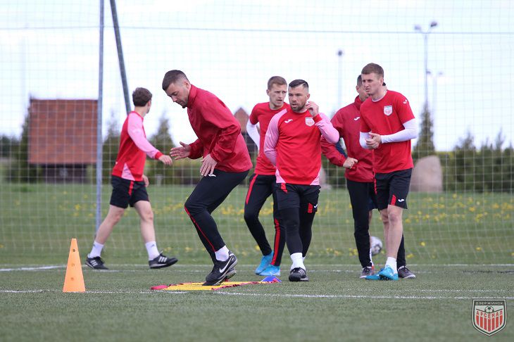 Матч чемпионата Беларуси по футболу перенесен. У одного из игроков может быть коронавирус футбол