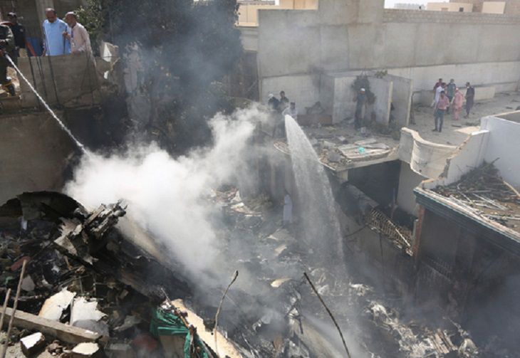 Стали известны последние слова пилота рухнувшего пассажирского самолета катастрофа