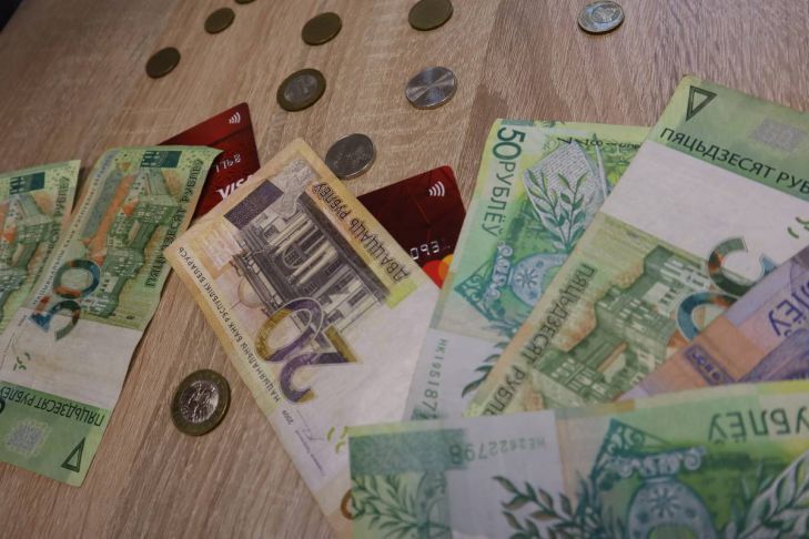 Белорусский рубль продолжает падать. Курсы валют на 28 мая 2020 года деньги