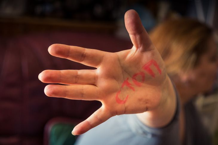 В Черикове мужчина жестоко избил жену, через несколько дней она умерла девушка