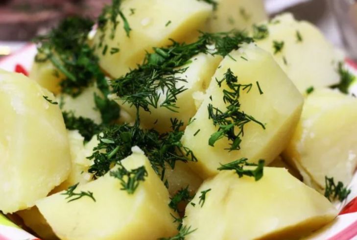 Ученые рассказали об особой пользе картофеля для тела женщины картофель