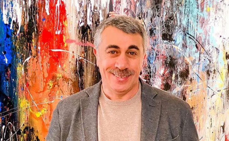 Пить литрами и сосать леденцы. Доктор Комаровский рассказал, что делать при симптомах коронавируса Комаровский