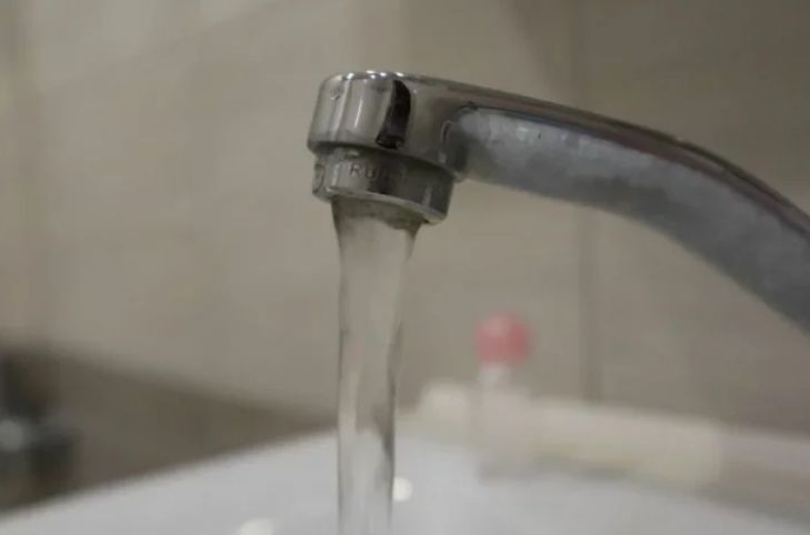 В чем разница между водопроводной и бутилированной водой: результаты исследования