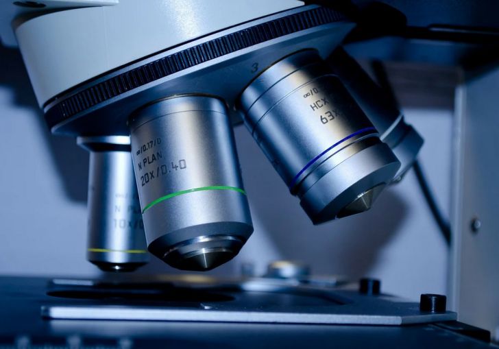 Российские ученые предложили лечить рак «ядерными пулями» микроскоп