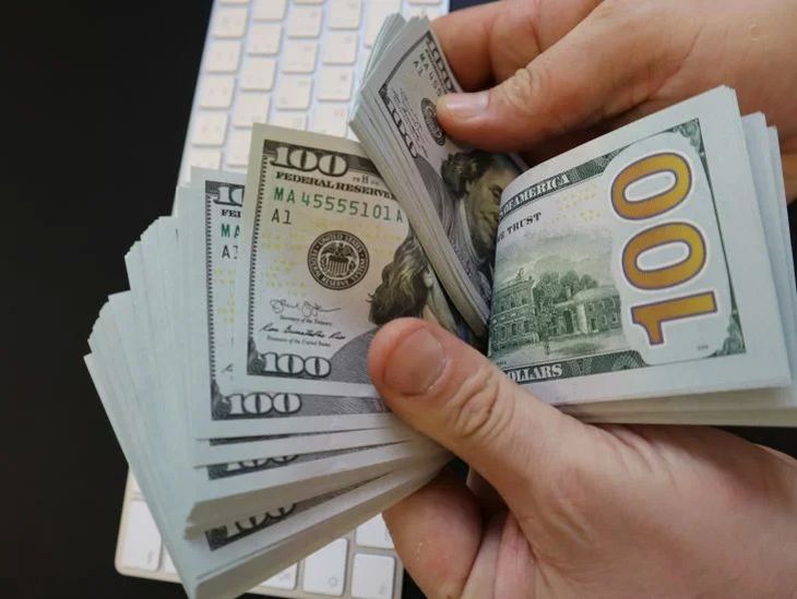 долларовым триллионером