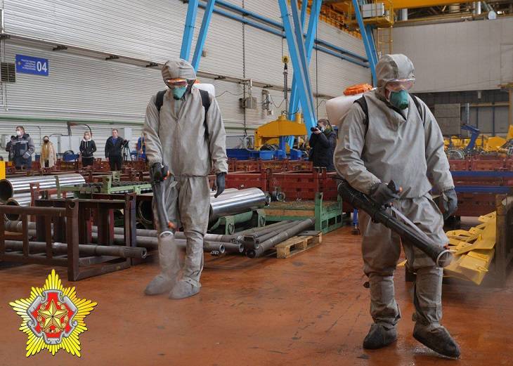 Военные химики проводят дезинфекцию на «БелАЗе» в Жодино белаз