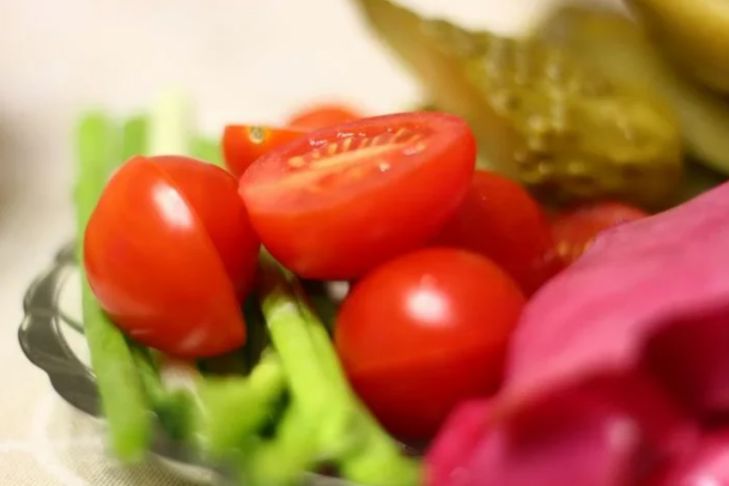Названы 6 продуктов, которые защищают кожу от негативного солнечного воздействия помидоры