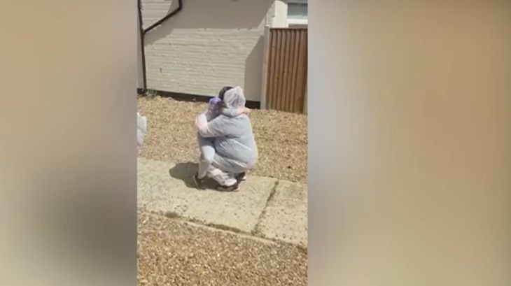 Женщина выставила из дома семилетнюю дочь, но через два месяца они встретились родители