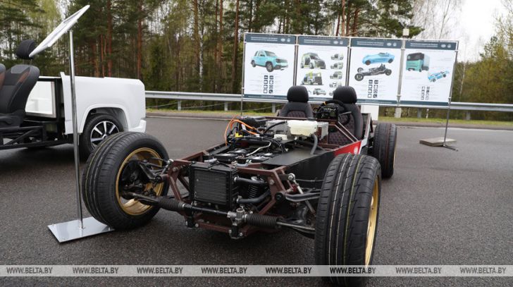 Лукашенко показали белорусский автомобиль, способный конкурировать с Tesla родстер