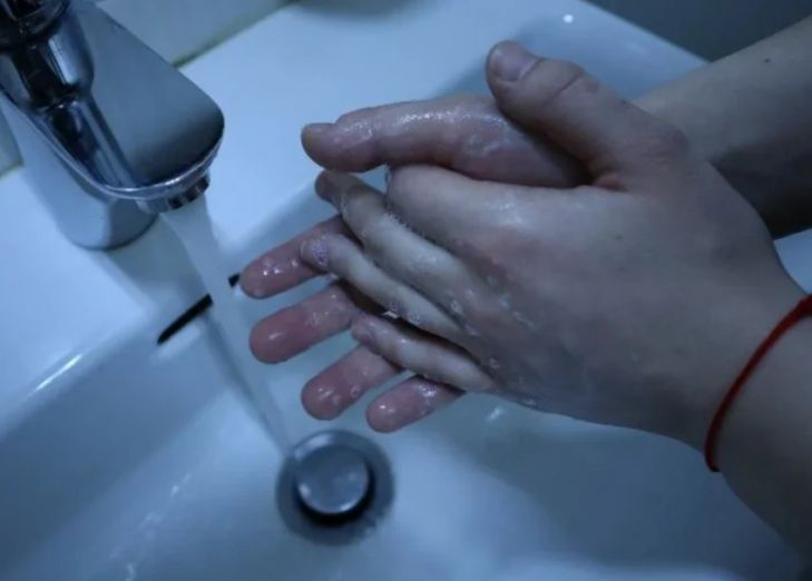 Частое мытье рук и злоупотребление антисептиками могут представлять опасность: выводы дерматолога руки