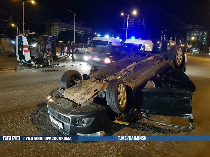 В Минске «скорая» и легковушка перевернулись после столкновения на перекрестке авария