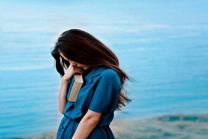 8 манер, которые выдают невоспитанную женщину девушка