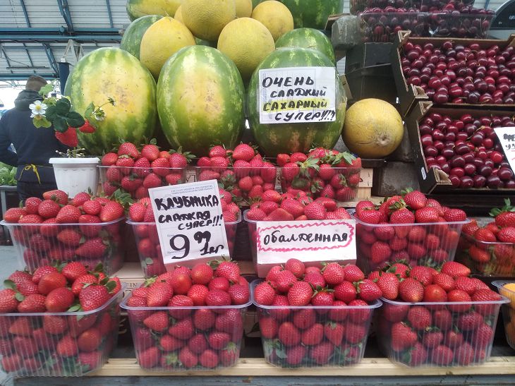 Черешня – 45 рублей, клубника – 9,99. Как изменились цены на фрукты и ягоды на «Комаровке»