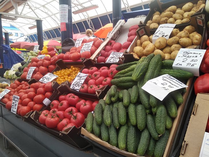 Картофель из Краснодара, чеснок из Казахстана. Что почем на Комаровке