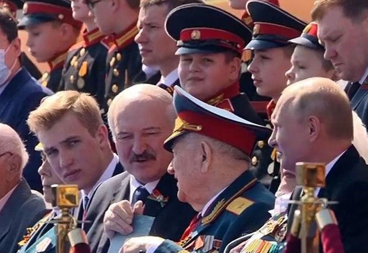 Похож на принца Уильяма: Внешность 15-летнего сына Лукашенко на параде Победы привлекла внимание девушек