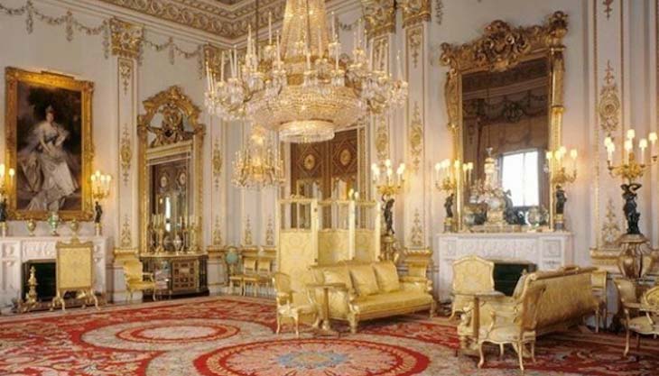 «Невероятная роскошь»: Елизавета II провела виртуальный тур по Букингемскому дворцу