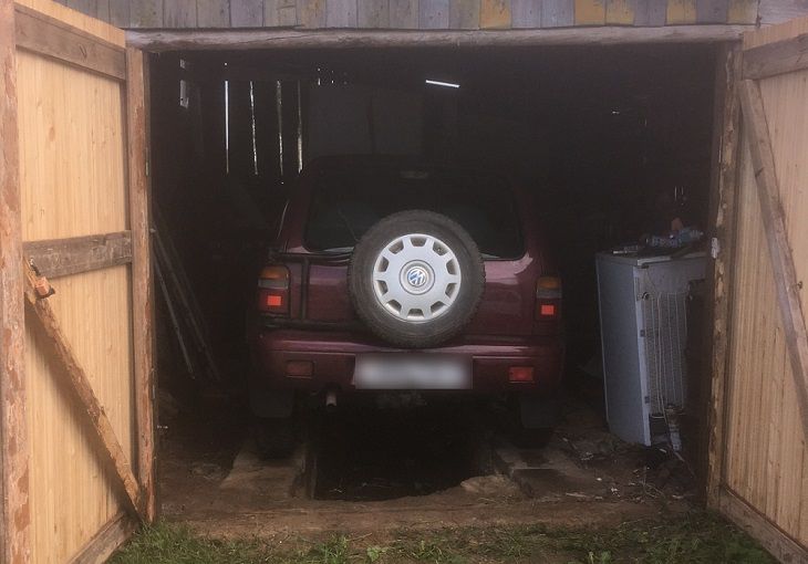 В Червенском районе мужчину придавило автомобилем во время ремонта