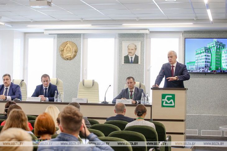 «С этим вирусом придется жить в ближайшее время»: глава Администрации президента рассказал о ситуации с COVID-19 «С этим вирусом придется жить в ближайшее время»: глава Администрации президента о ситуации с COVID-19