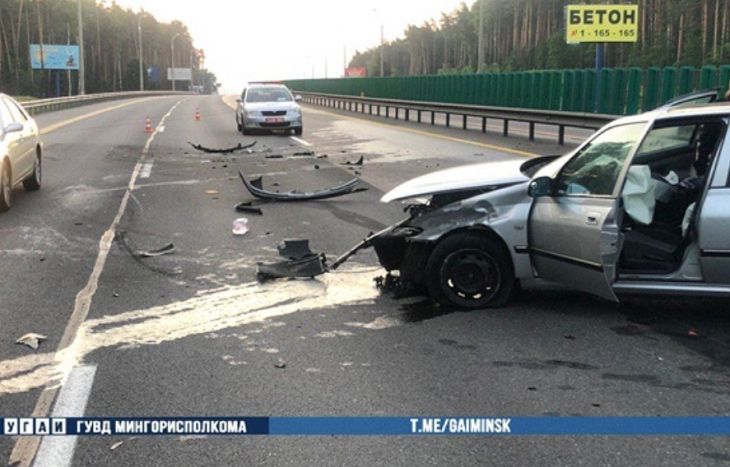 В Минске из-за выбежавшей на МКАД косули Peugeot ушел в занос и врезался в ограждение
