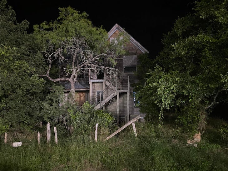 Не смотрите эти снимки ночью. Девушка опубликовала фото пугающего заброшенного дома