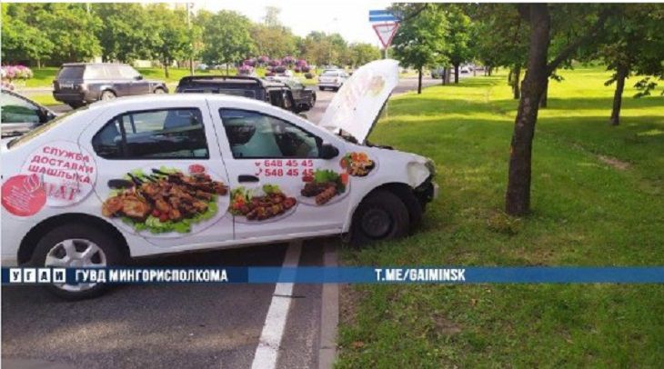 Водителю стало плохо. В Минске автомобиль службы доставки влетел в дерево Водителю стало плохо. В Минске автомобиль службы доставки влетел в дерево