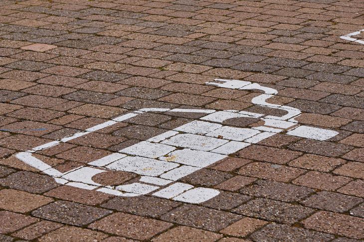 Назван самый бюджетный электрокар в мире. Авто умещается в картонной коробке