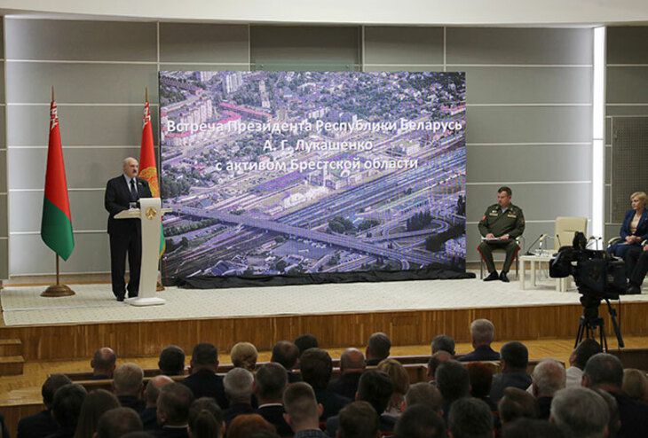 Лукашенко: Жилье будем строить только для военных и многодетных
