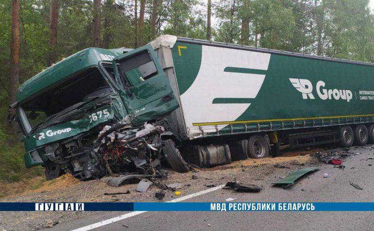 Жуткое ДТП в Барановичском районе: легковушка влетела в фуру: 2 человека погибли