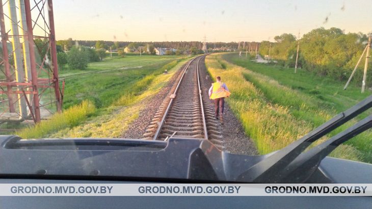 В Лиде подростки выложили на рельсы доски и дождались поезда: посмотрите, что произошло