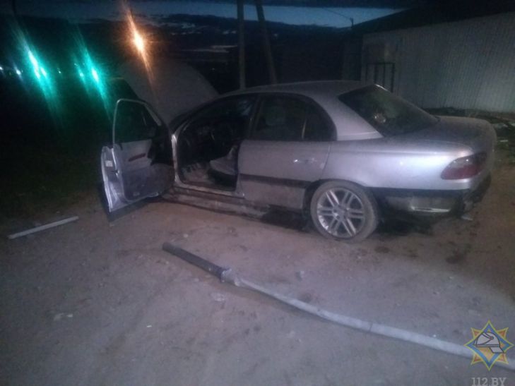 В Лепельском районе автомобиль врезался в магазин: потребовалась помощь спасателей