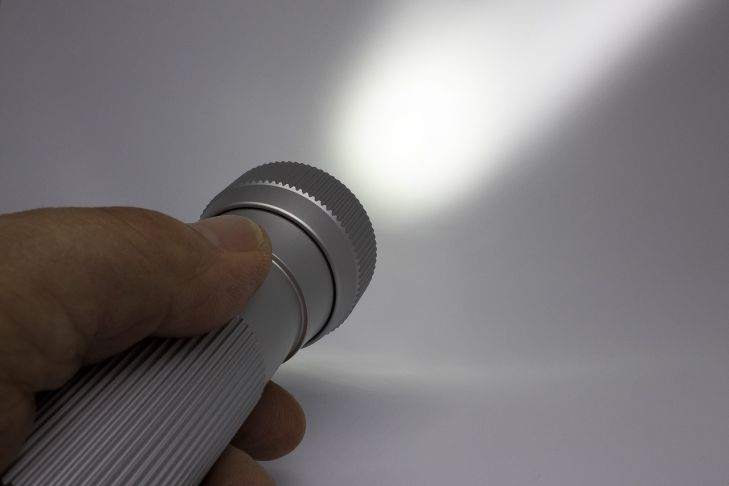 Создан фонарик, который помогает улучшить зрение за 3 минуты в день